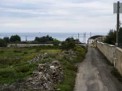 La strada � leggermente in salita e ci permette cos� di vedere il mare dall'alto